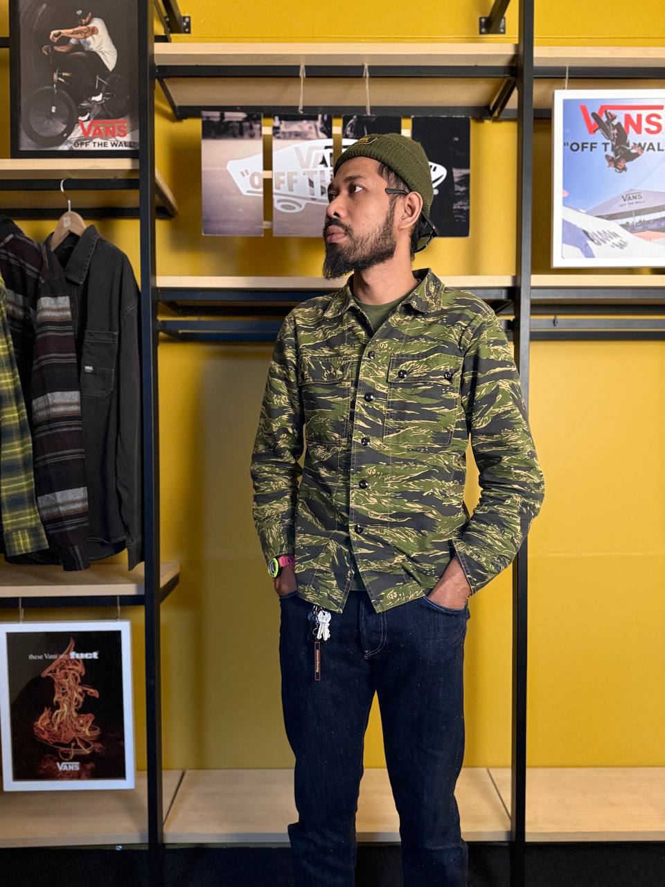 Model OGS memakai kemeja kotak biru/kelabu dalam persekitaran kedai OGS